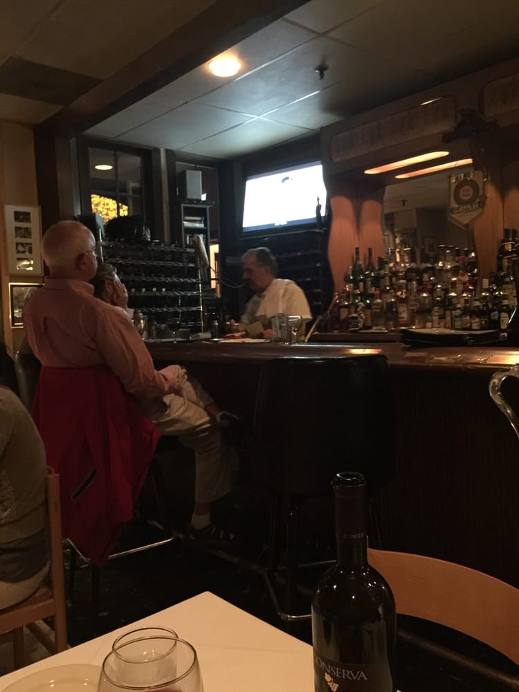 The bar at Trattoria Da Franco's